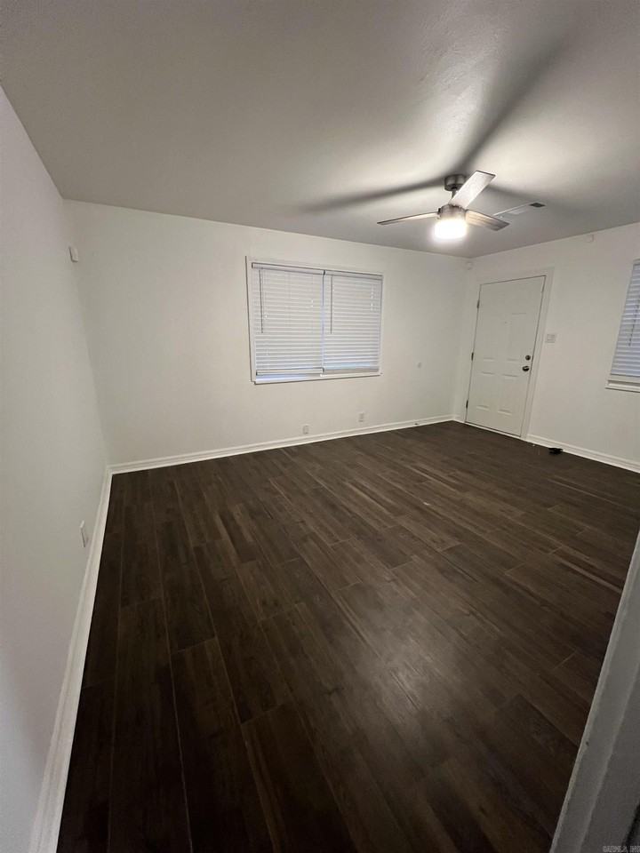 2113 W 19th St - Photo 4 of 7