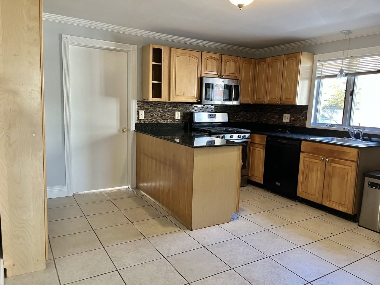 265 Sylvan St - Photo 2 of 11