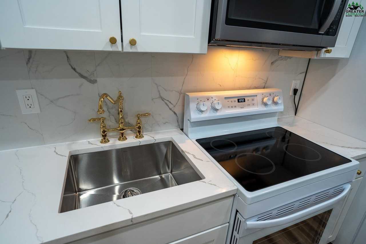 2493 Deborah St - Photo 4 of 45