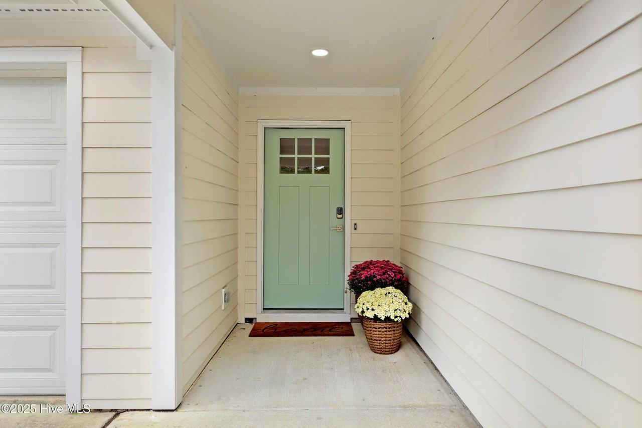 303 Hixon Pl - Photo 5 of 30