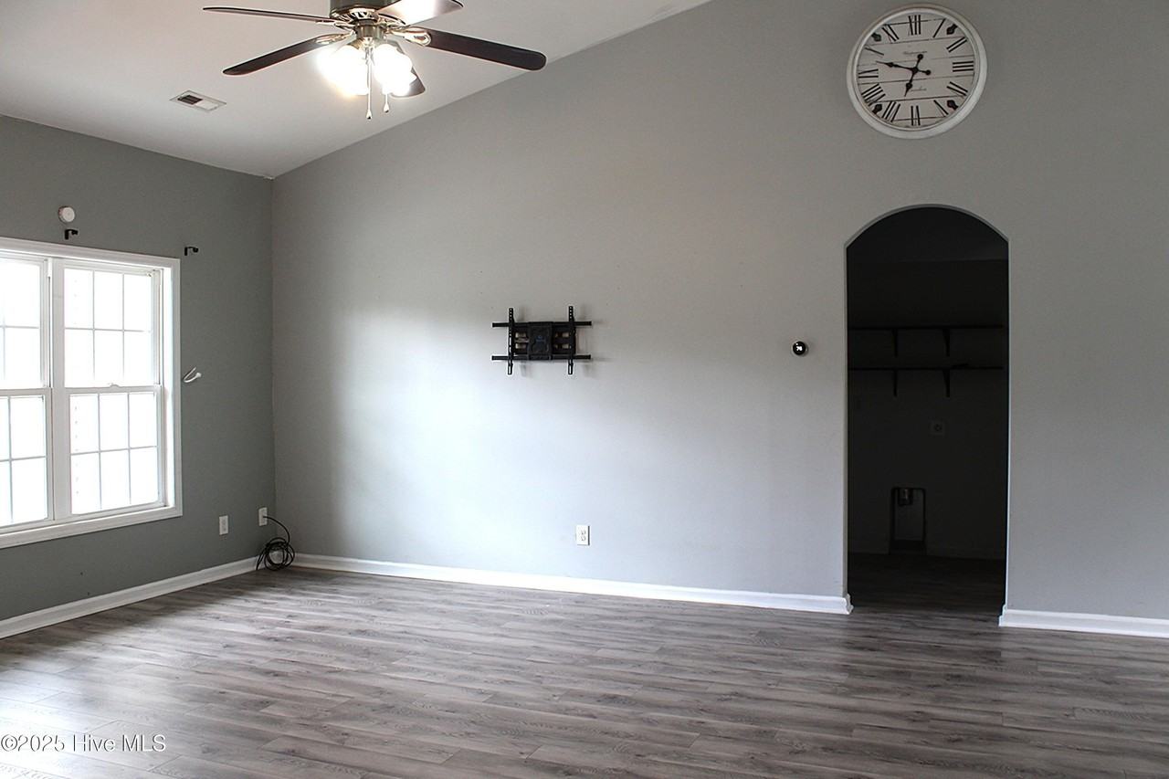 107 Lilac Ln - Photo 4 of 16