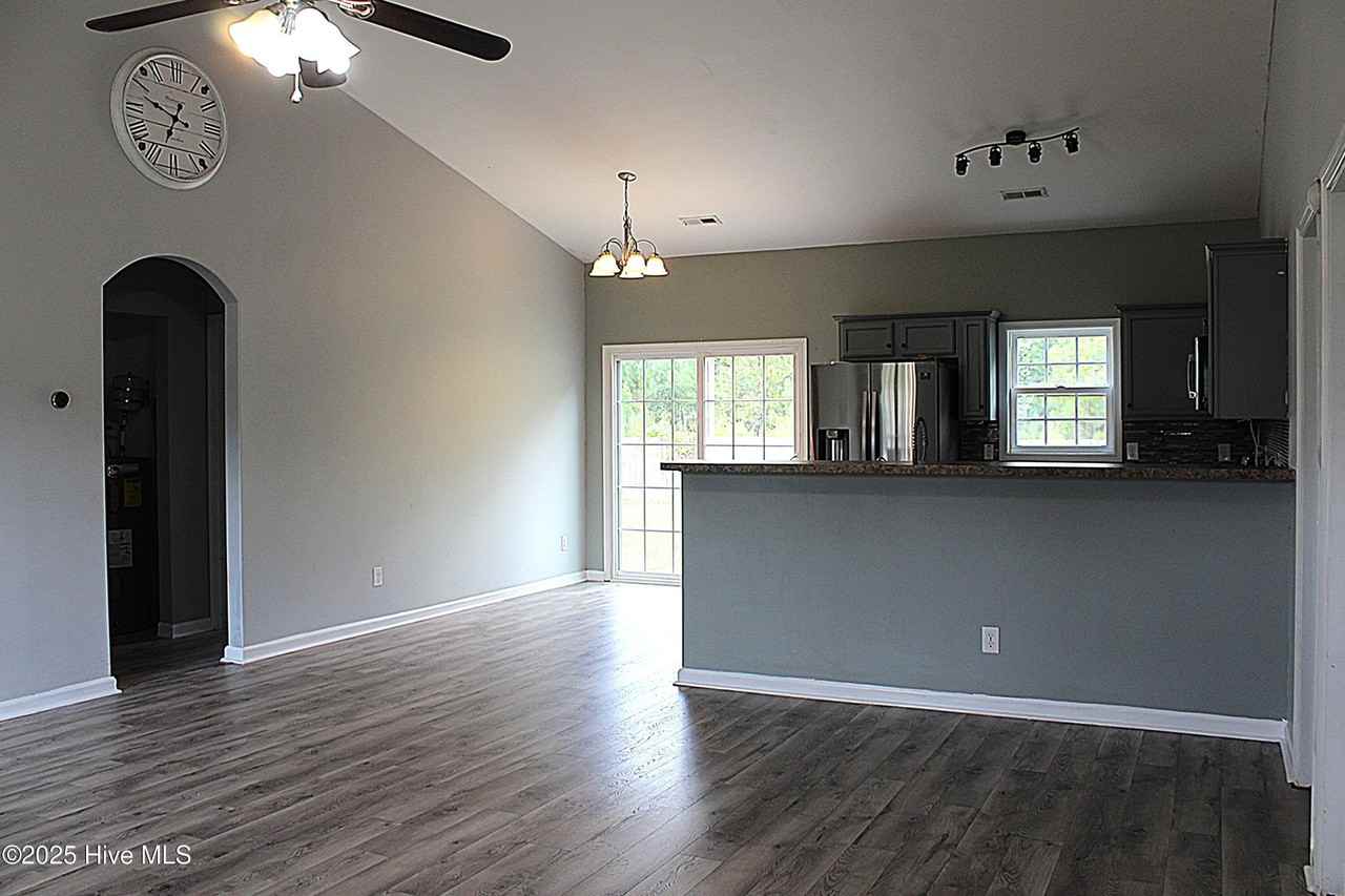 107 Lilac Ln - Photo 5 of 16