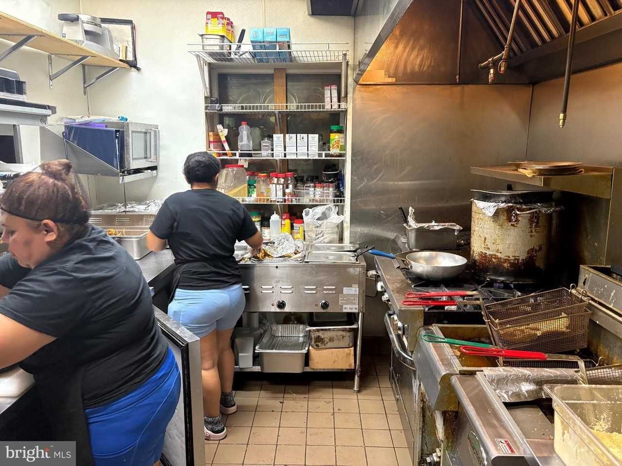 1242 H St Ne - Photo 4 of 14