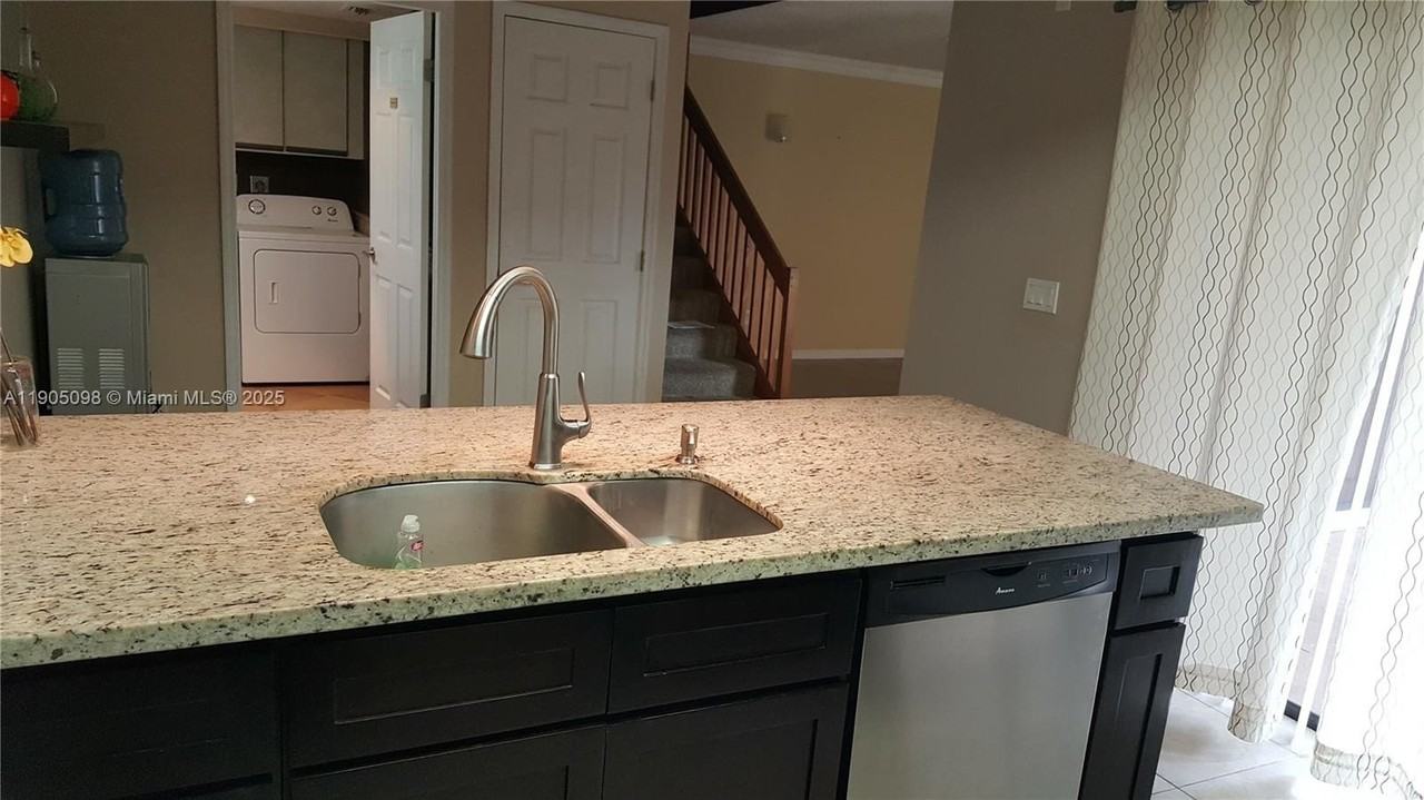 8137 S Coral Cir - Photo 3 of 10