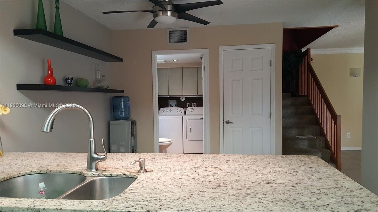 8137 S Coral Cir - Photo 4 of 10