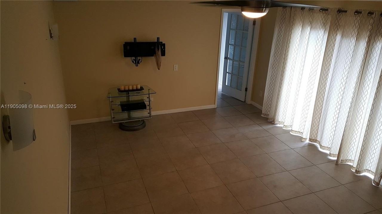 8137 S Coral Cir - Photo 5 of 10