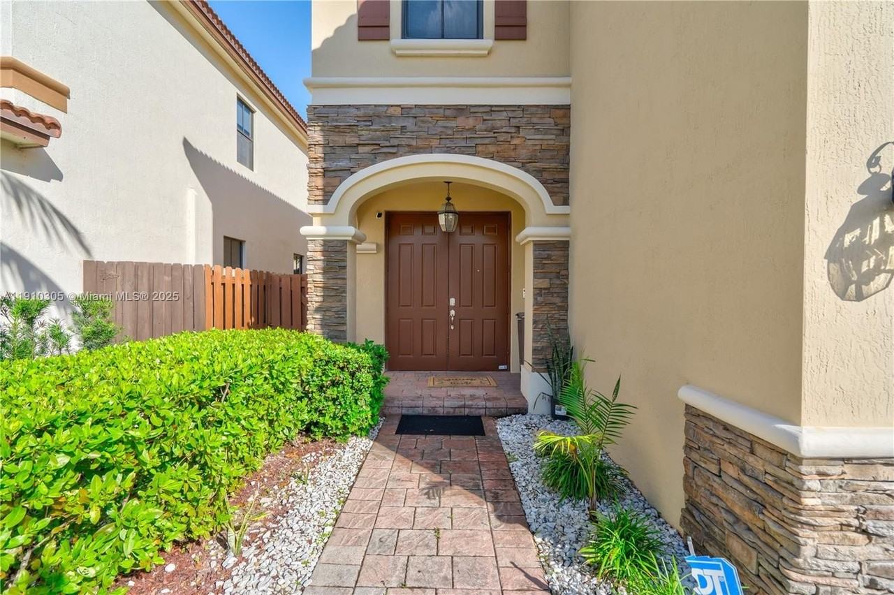 8825 Nw 100th Pl #8825 - Photo 4 of 50