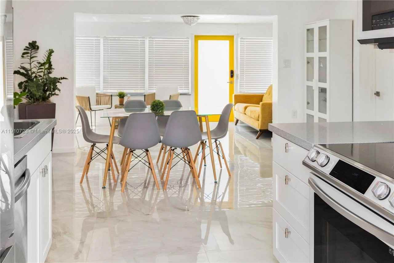 1241 Sw 29th St - Photo 4 of 33