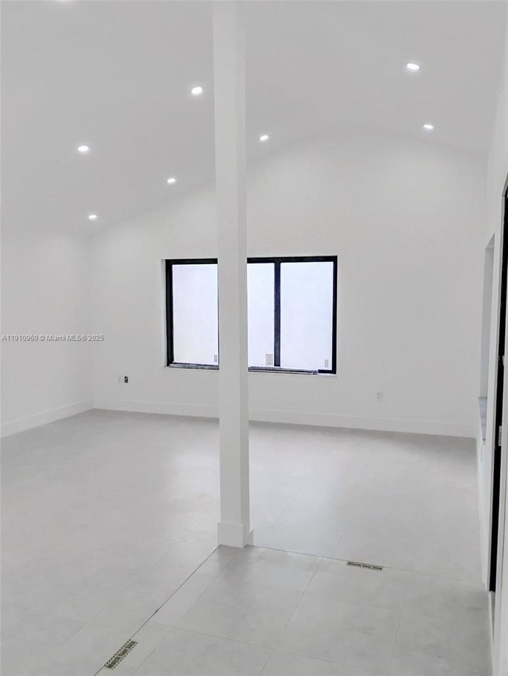 20615 Ne 9th Ct - Photo 3 of 22