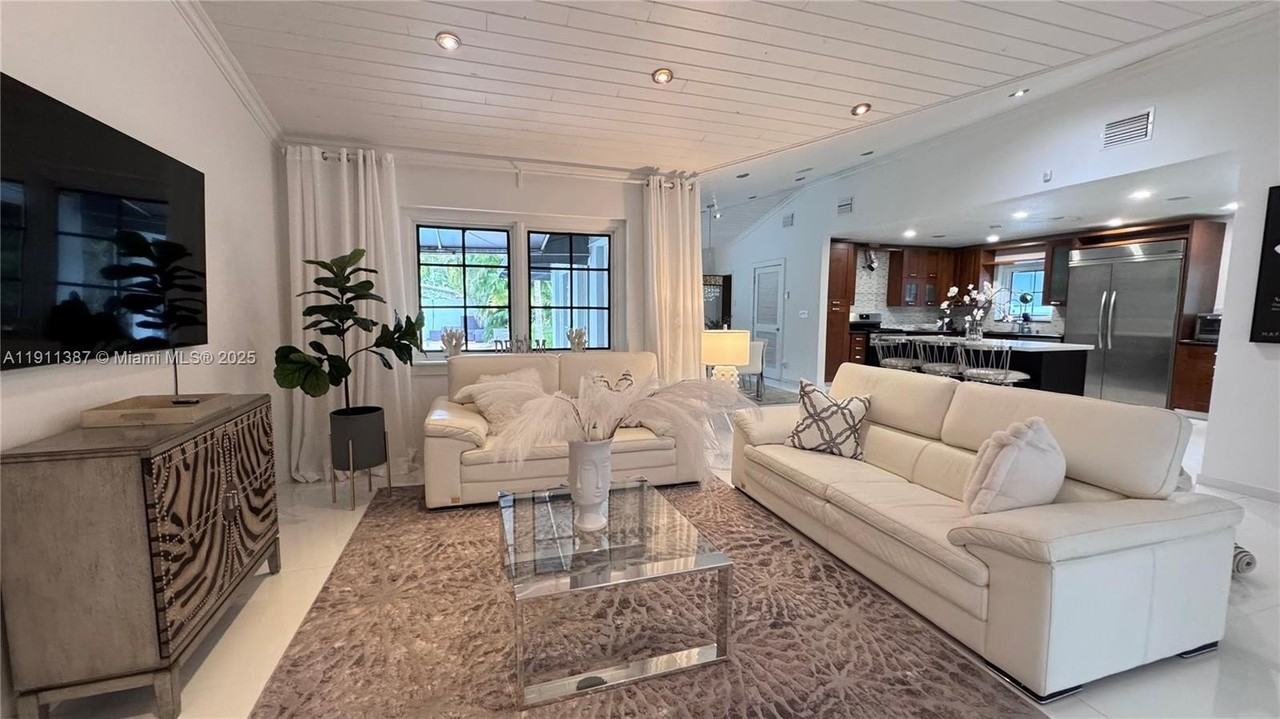 1332 Van Buren St - Photo 4 of 48