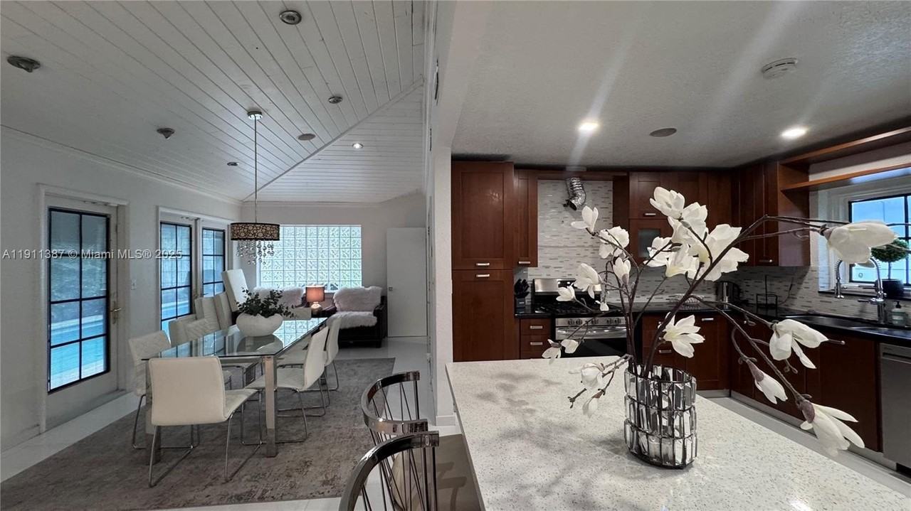 1332 Van Buren St - Photo 7 of 48