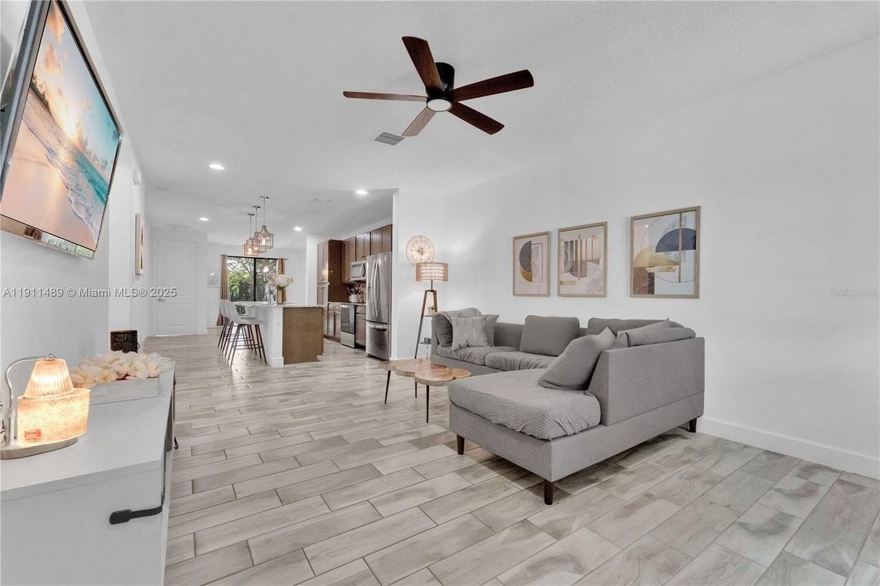 3374 Nw 5th St - Photo 3 of 23