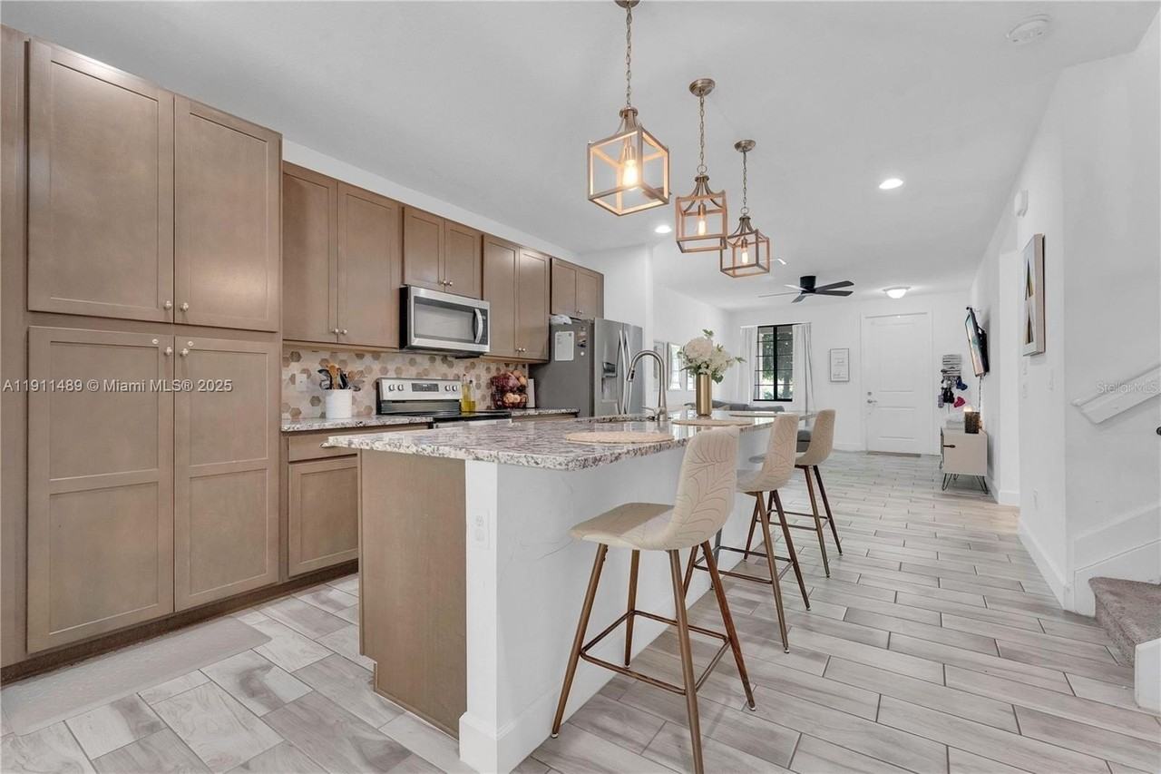 3374 Nw 5th St - Photo 5 of 23