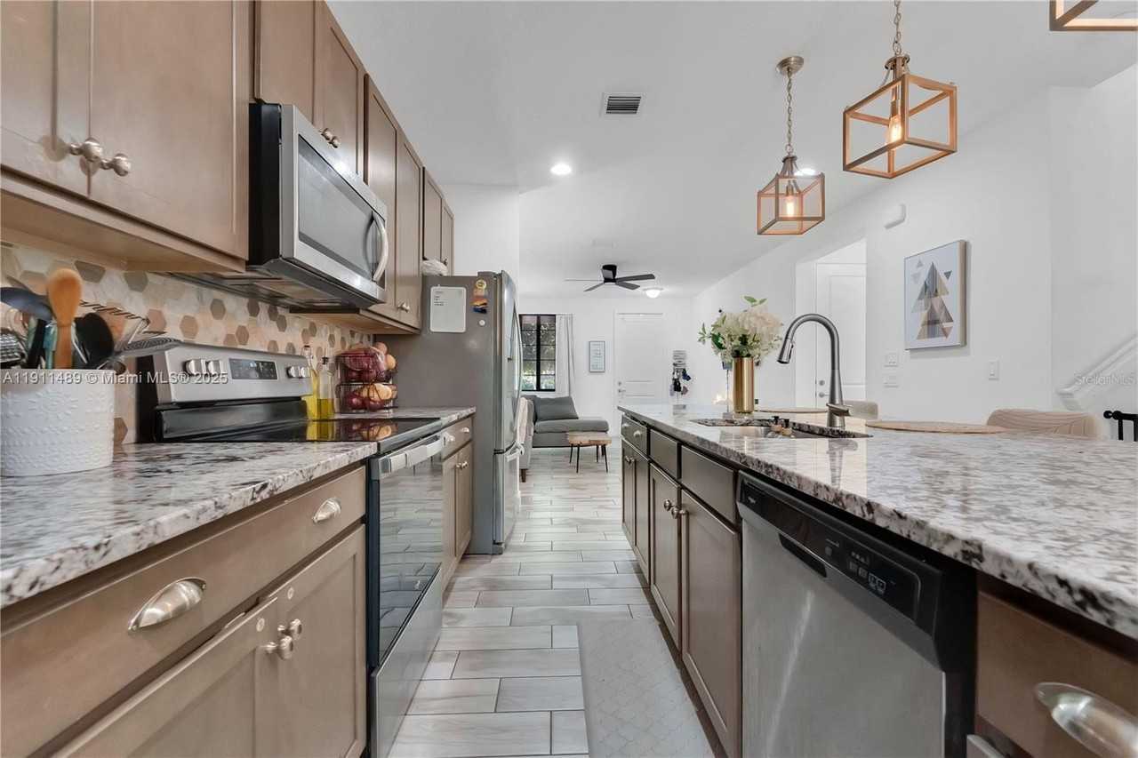 3374 Nw 5th St - Photo 6 of 23