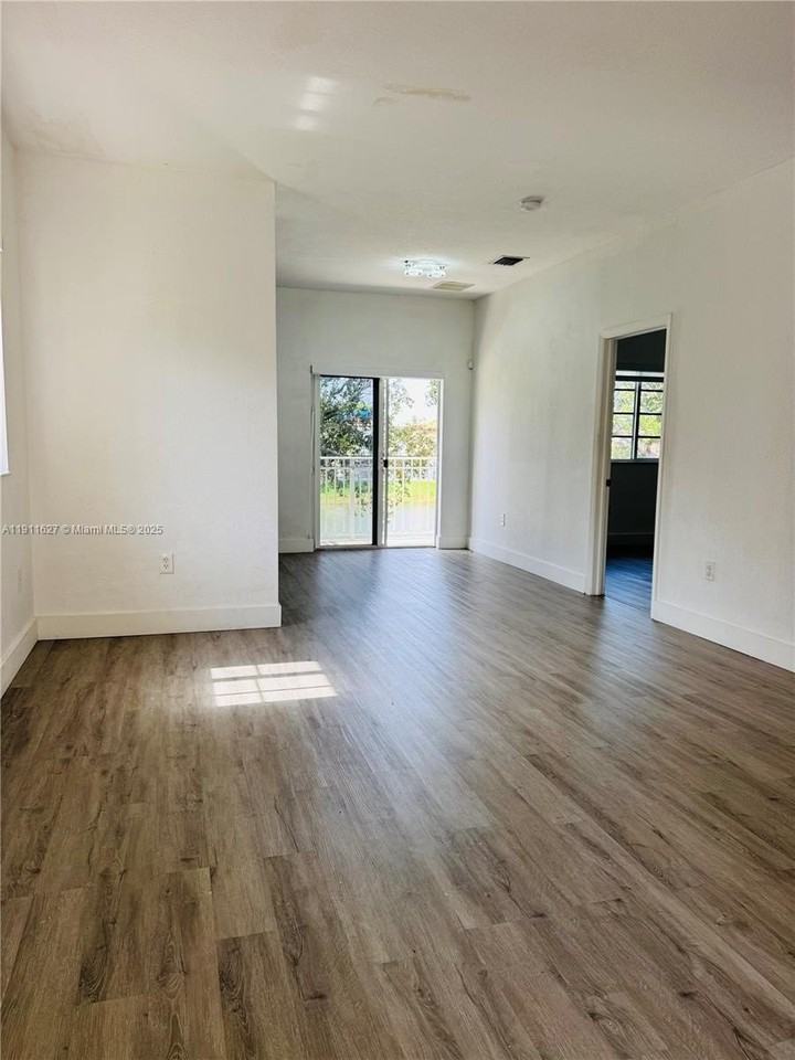 364 Ne 25th Pl #201 - Photo 3 of 22