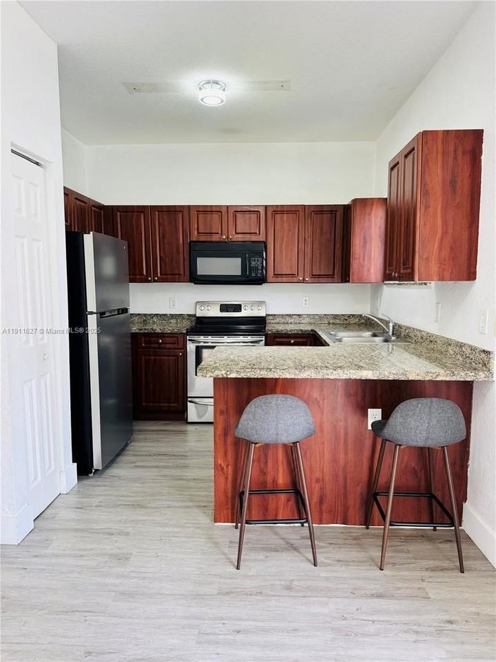 364 Ne 25th Pl #201 - Photo 4 of 22