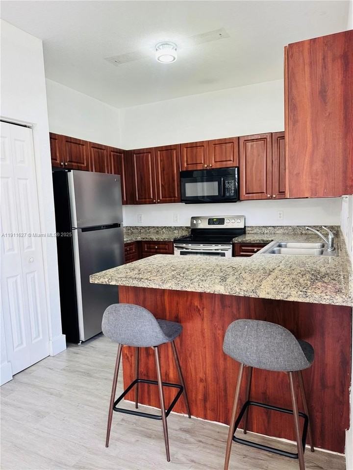 364 Ne 25th Pl #201 - Photo 5 of 22