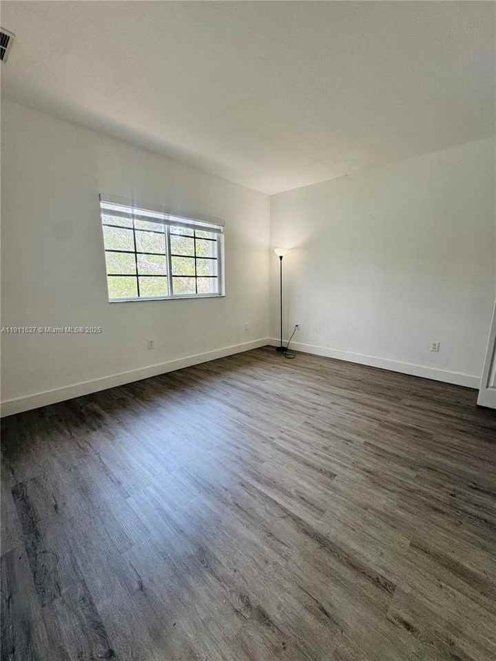 364 Ne 25th Pl #201 - Photo 6 of 22