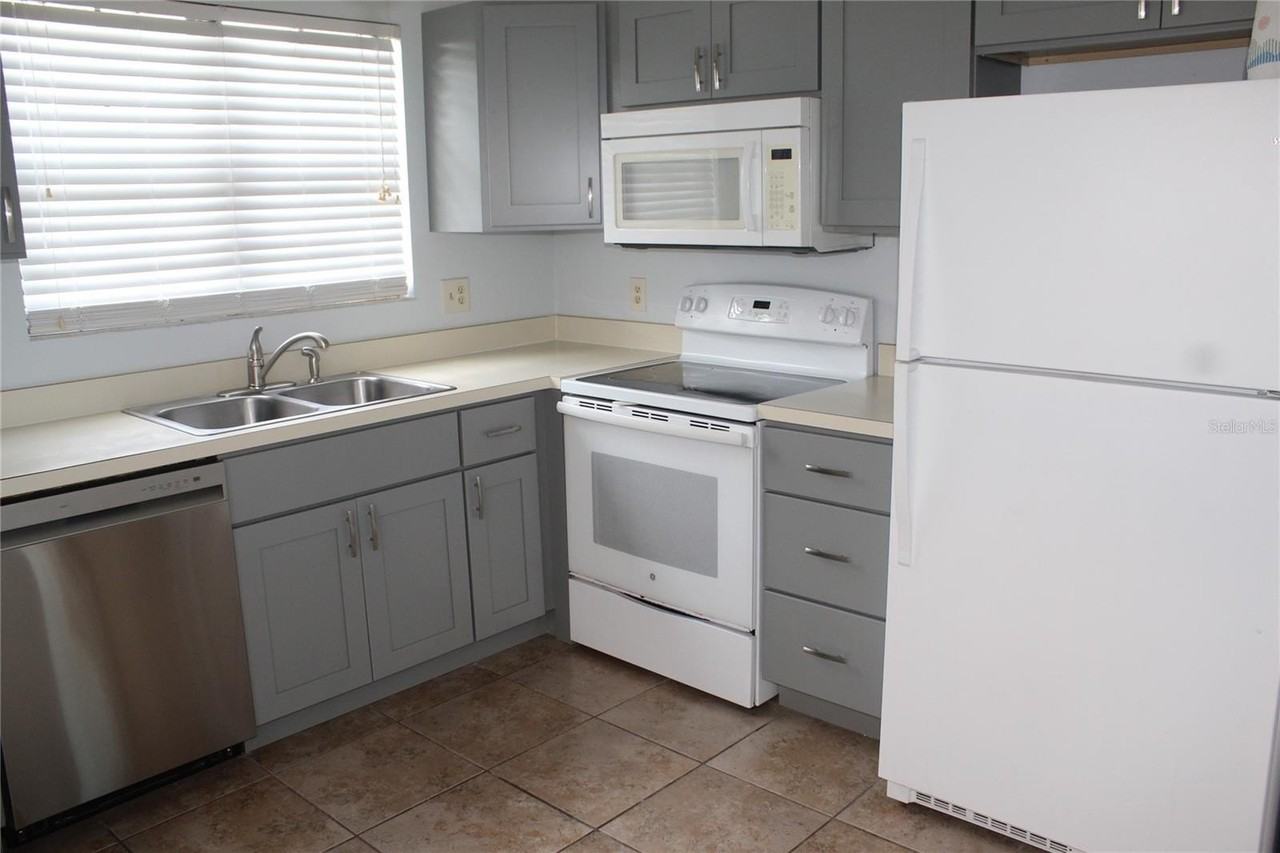 9869 Aloma Bend Ln - Photo 4 of 15