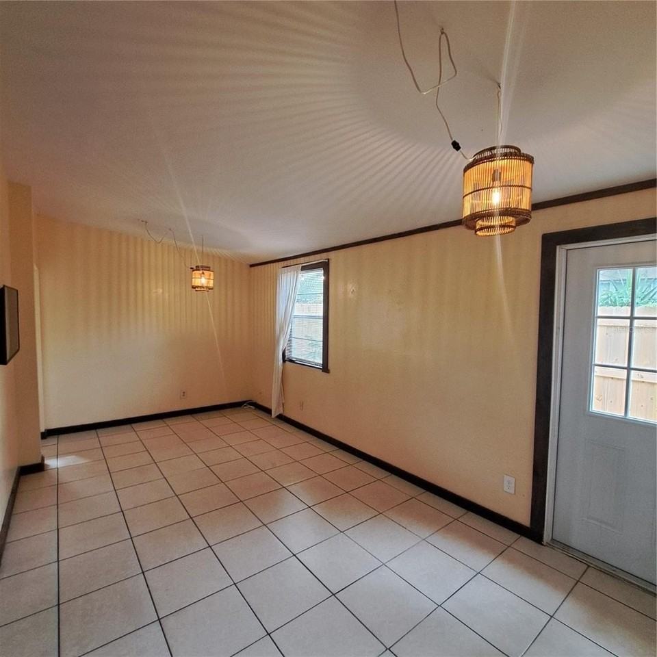 627 61st Avenue South - Photo 4 of 42