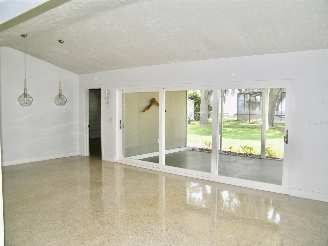 1060 Jesse Ave - Photo 2 of 33