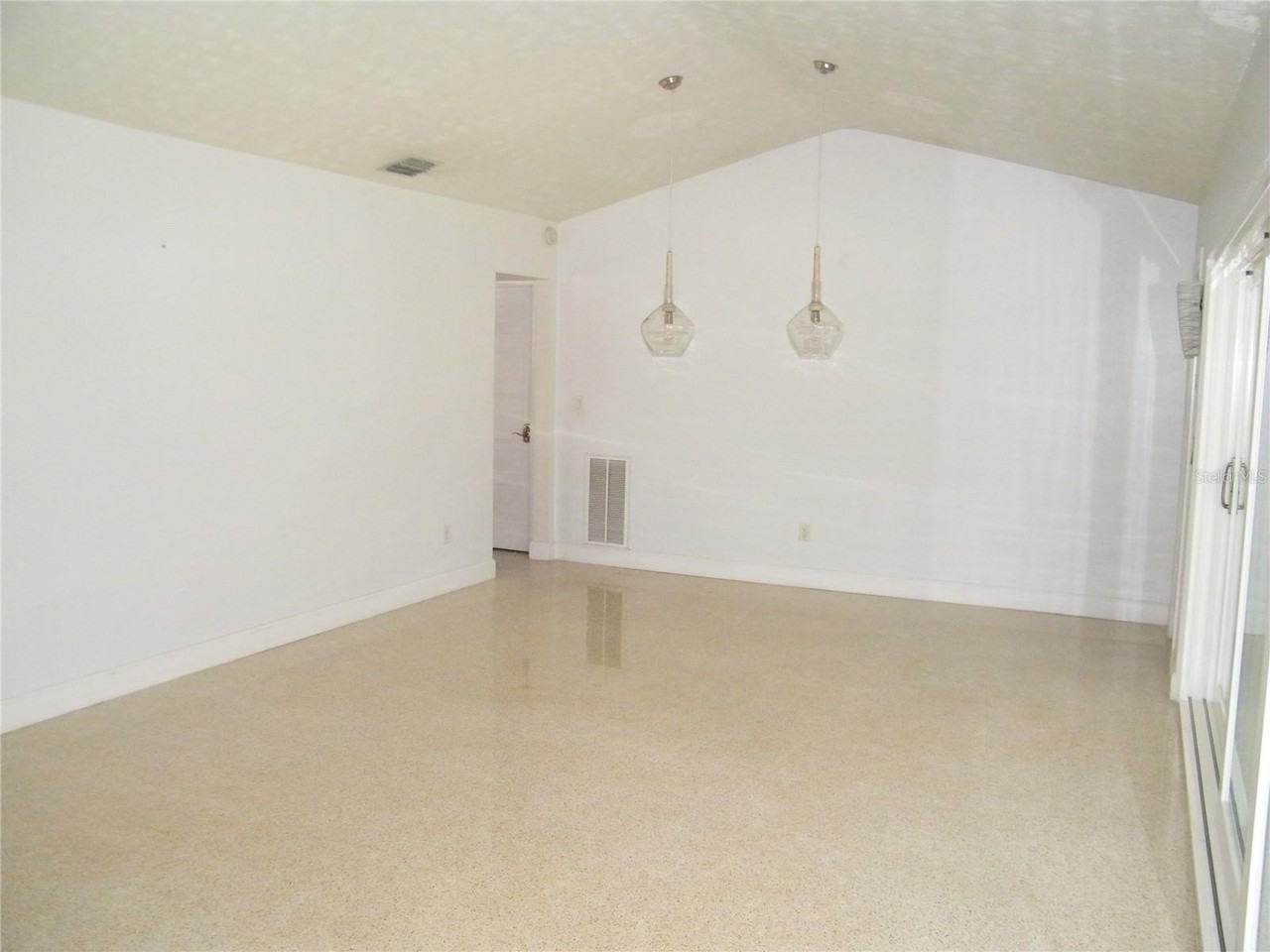 1060 Jesse Ave - Photo 5 of 33