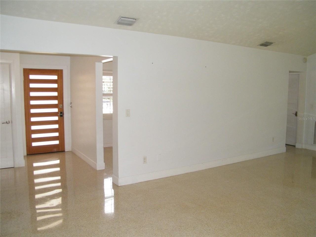 1060 Jesse Ave - Photo 4 of 33