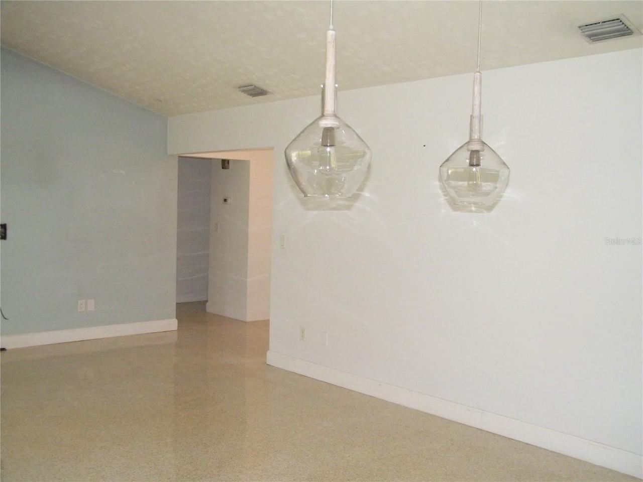 1060 Jesse Ave - Photo 7 of 33