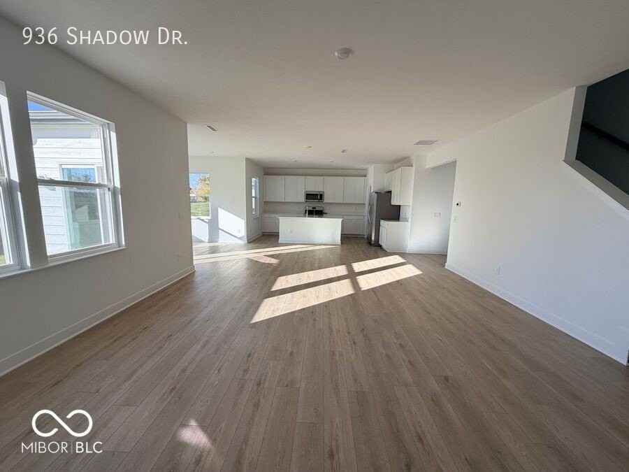 936 Shadow Dr - Photo 4 of 40
