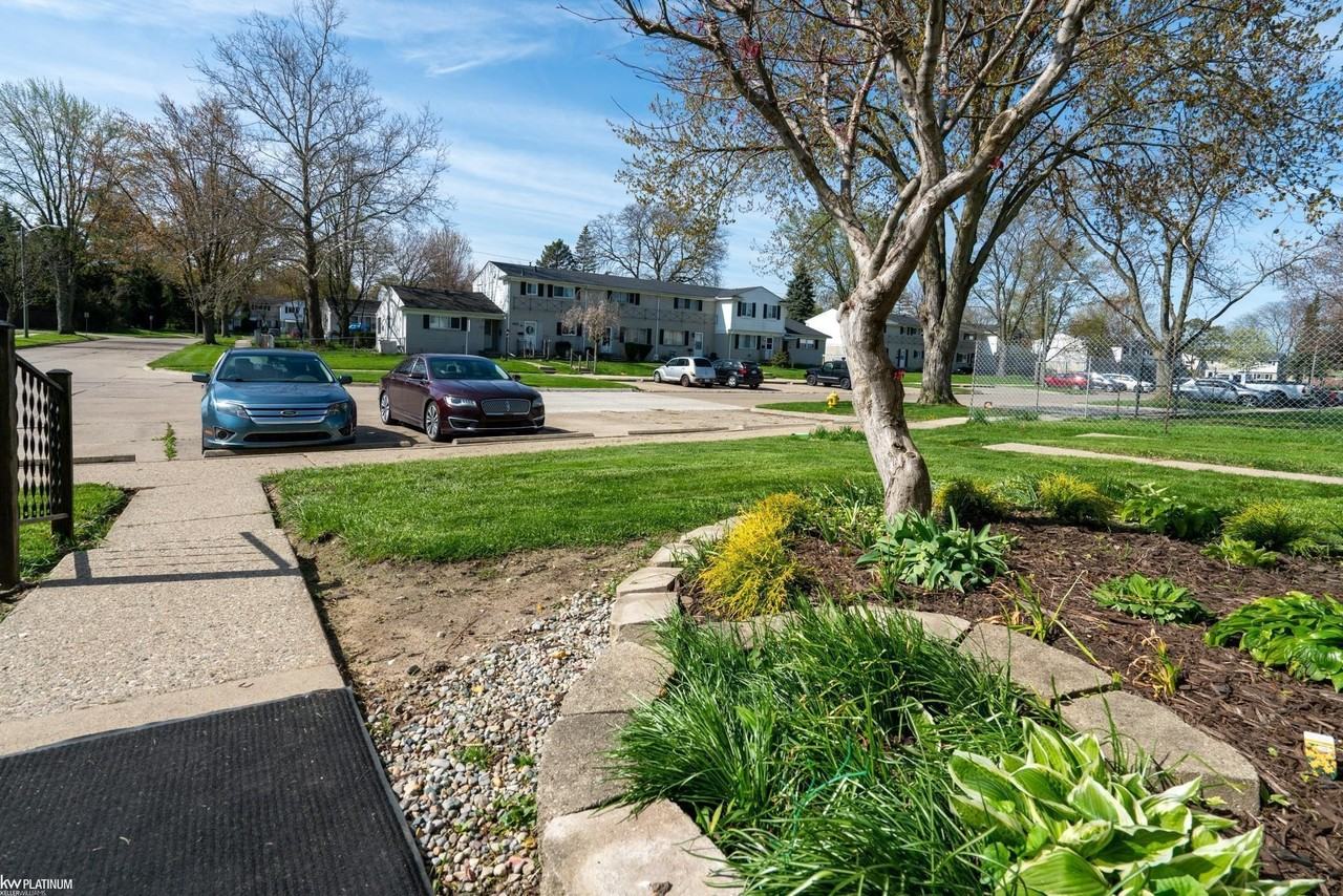 123 Mark Dr - Photo 2 of 36