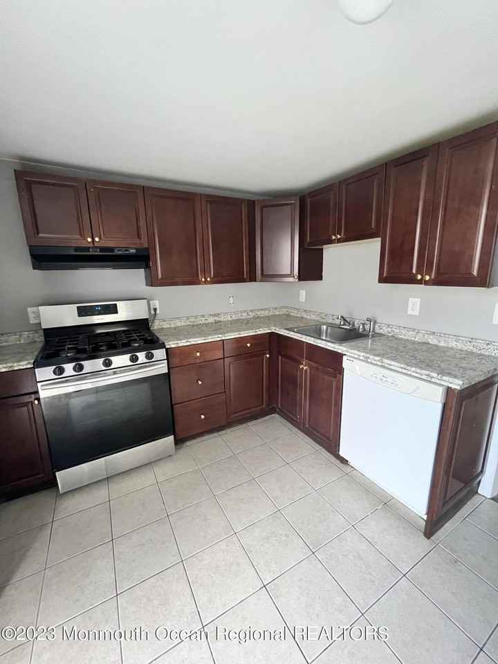 22 Borden Ave - Photo 7 of 13