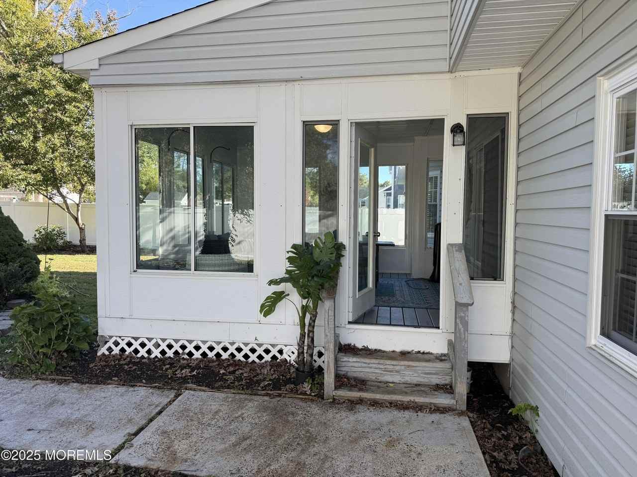 90 Atlantis Ave - Photo 4 of 23