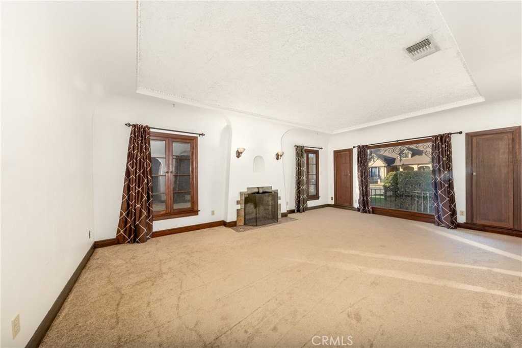 759 W 26th St - Photo 3 of 31