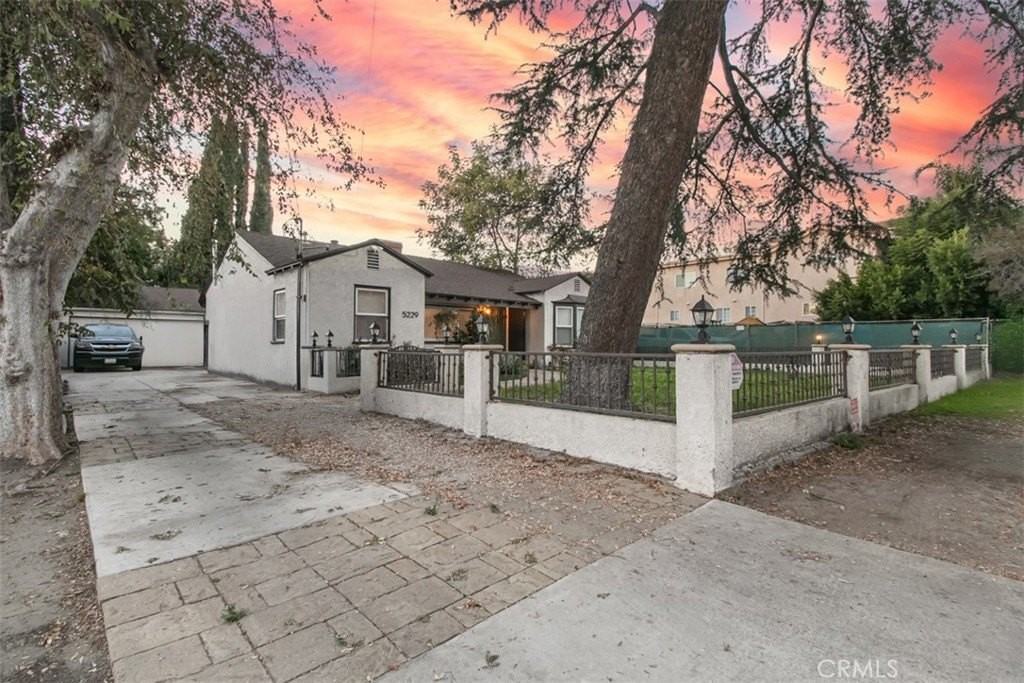 5229 Vantage Ave - Photo 2 of 33