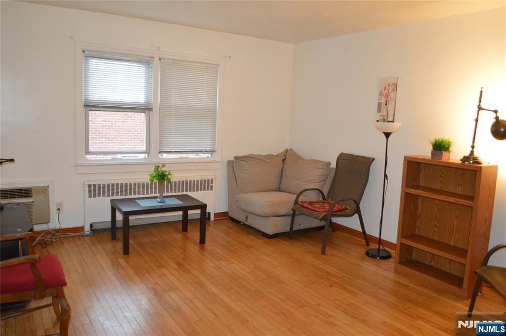 721 Broad Avenue - Photo 3 of 6