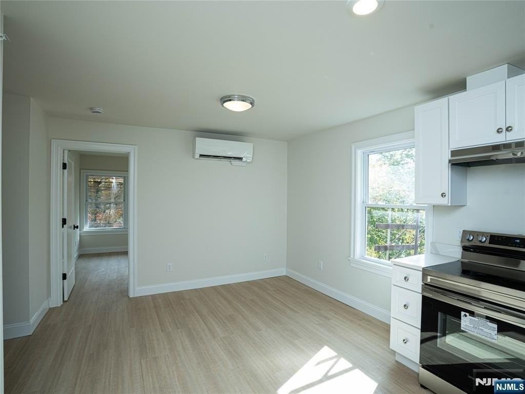 490 Broad Ave - Photo 4 of 8