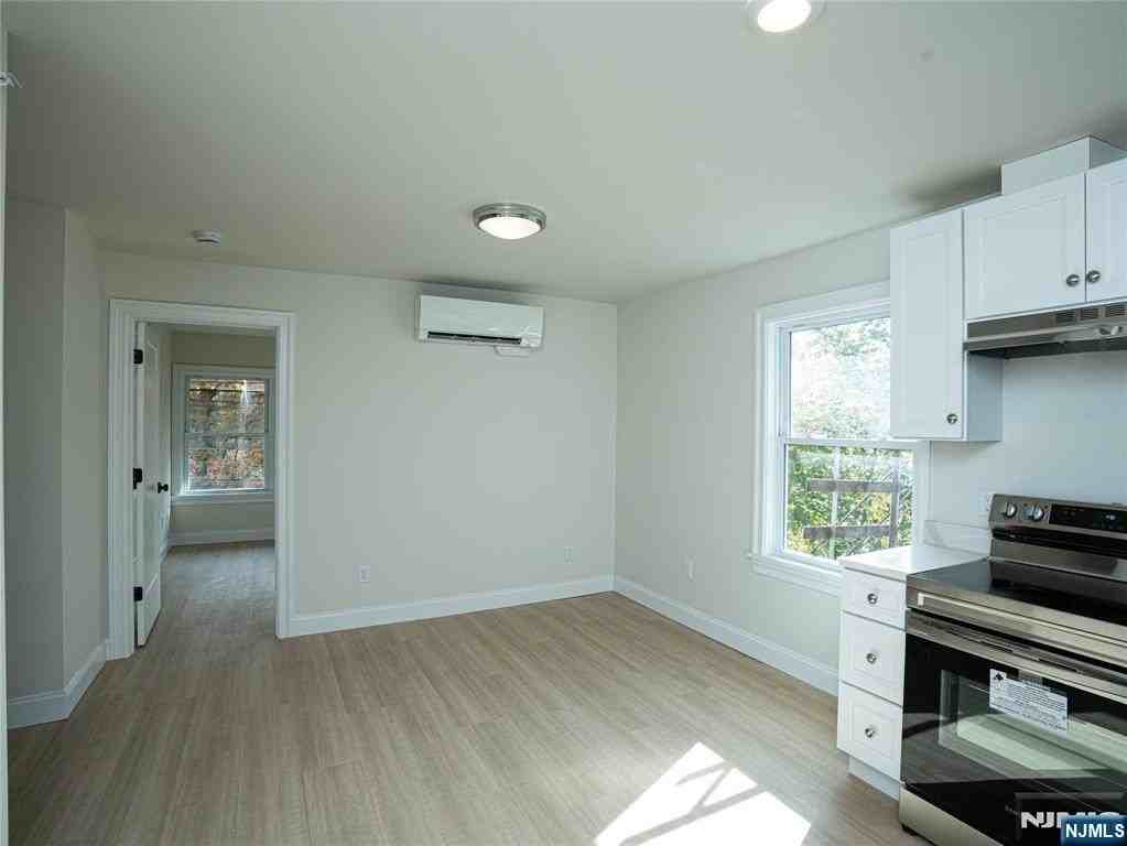 490 Broad Ave - Photo 2 of 8