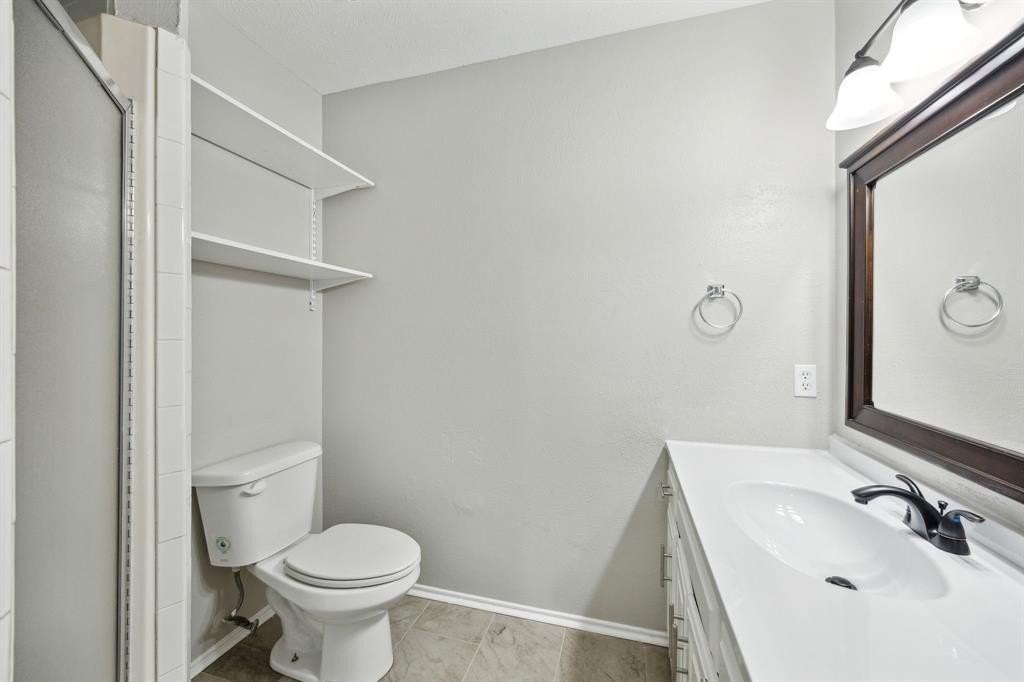 2420 Lakeview Cir - Photo 6 of 25