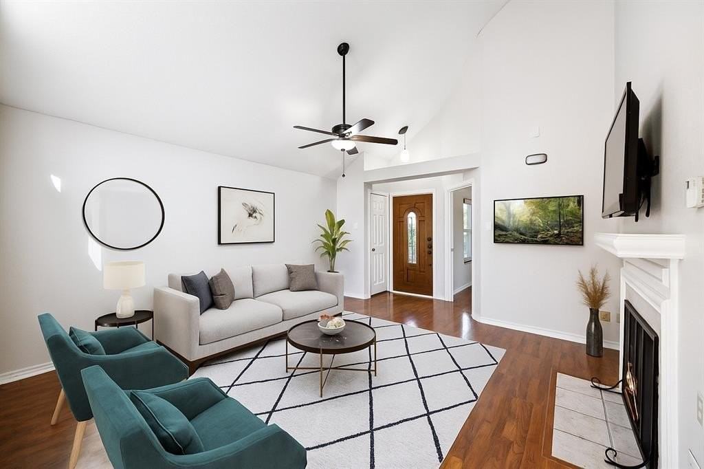 18111 Whispering Gables Ln - Photo 2 of 15