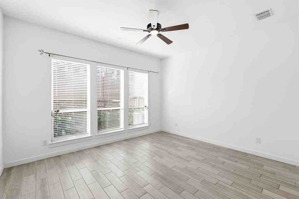 137 Claire Drive - Photo 6 of 32