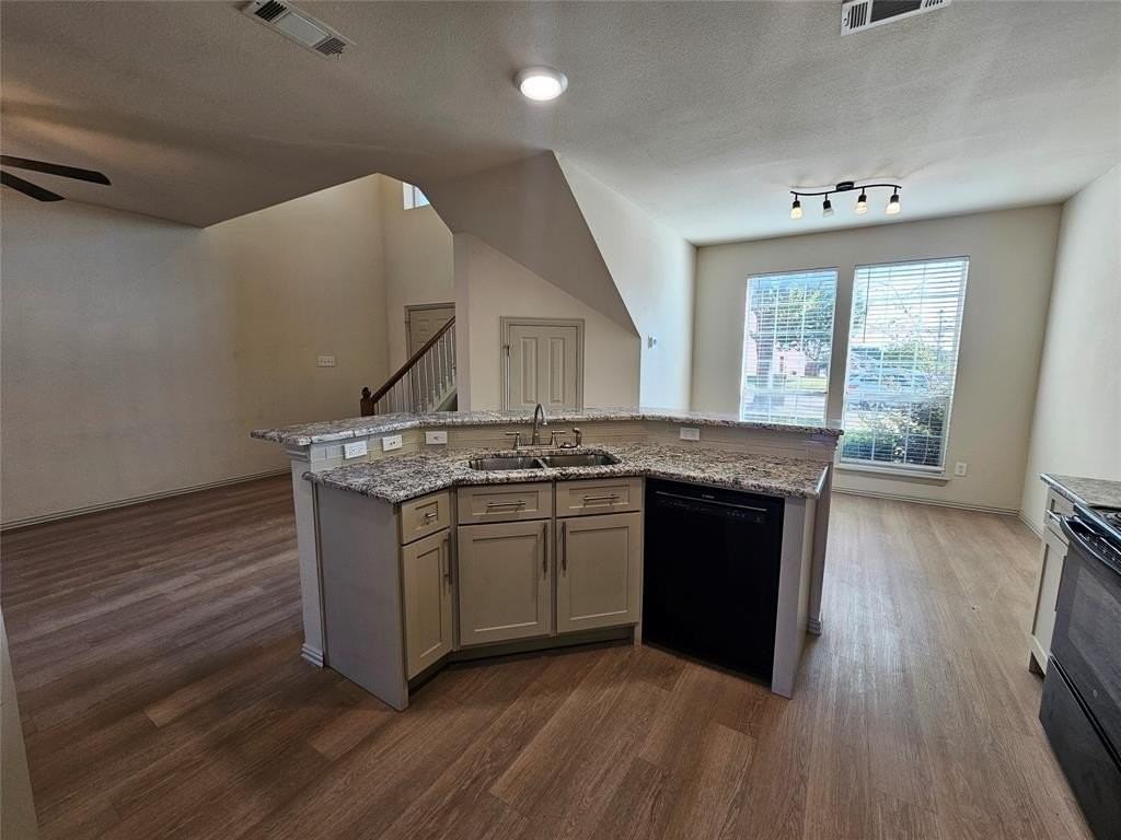 393 Ivan Dr - Photo 7 of 20