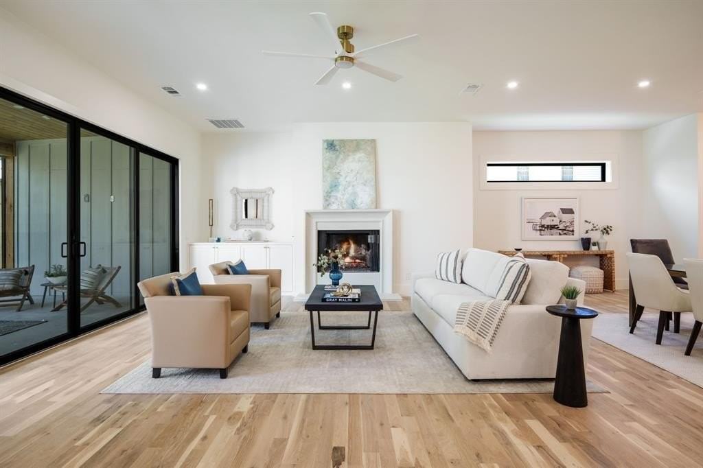 5836 Kenwood Ave - Photo 3 of 36