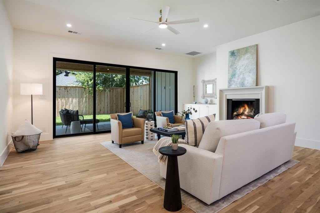 5836 Kenwood Ave - Photo 4 of 36