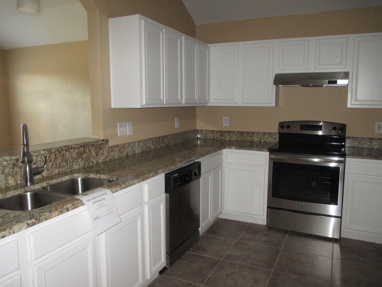 1611 Emily Ln - Photo 3 of 14