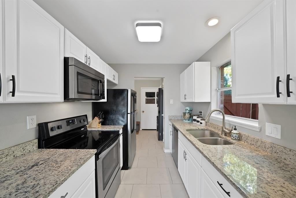 1400 Lorrie Dr - Photo 5 of 38