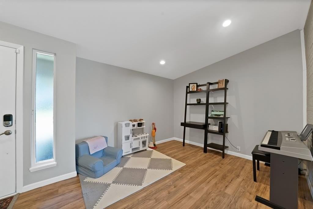 1400 Lorrie Dr - Photo 7 of 38