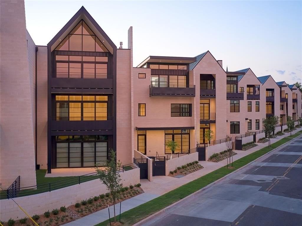 1229 N Dewey Ave - Photo 2 of 21