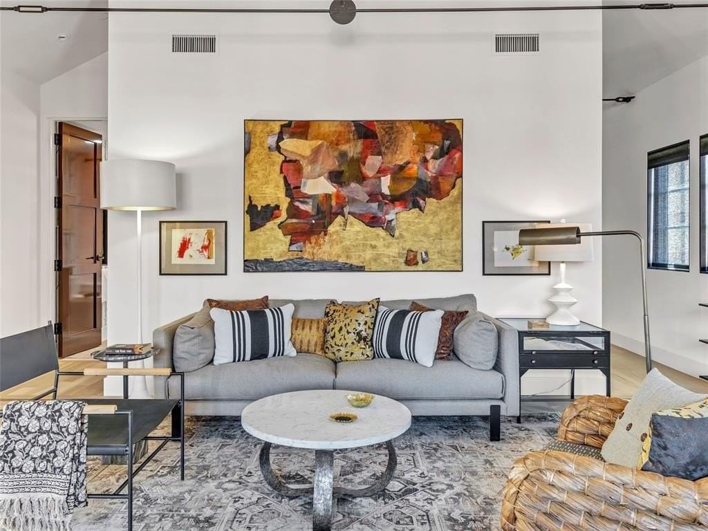 1229 N Dewey Ave - Photo 5 of 21