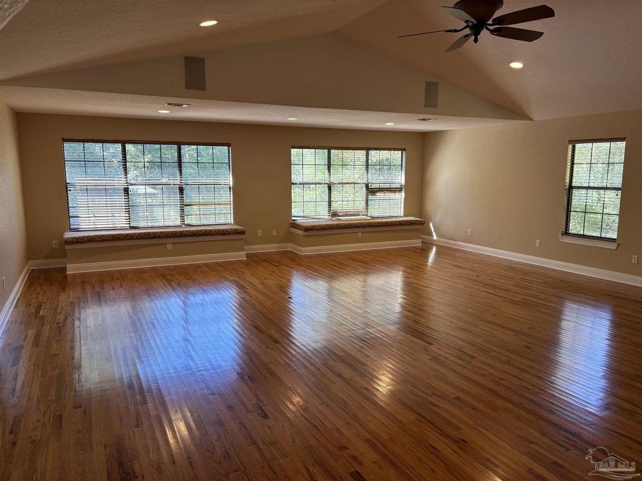 1002 Daffin Rd - Photo 5 of 24