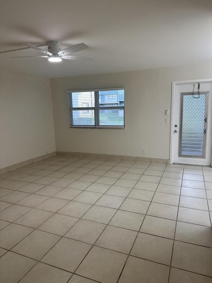 344 Brittany H - Photo 6 of 17